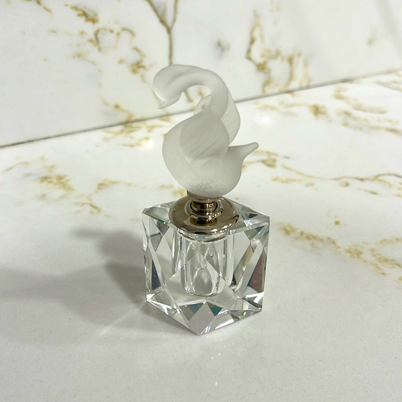 VINTAGE CELLINI COLLECTION 3 FROSTED &. CRYSTAL PERFUME BOTTLES & VANITY MIRROR - Picture 6 of 10